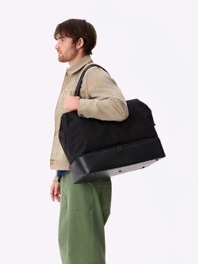 Beis Weekender bag in black